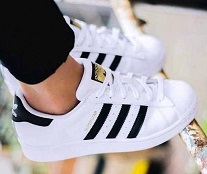 手慢无，Adidas 阿迪达斯Superstar 大童金标贝壳头多码好价 黑金